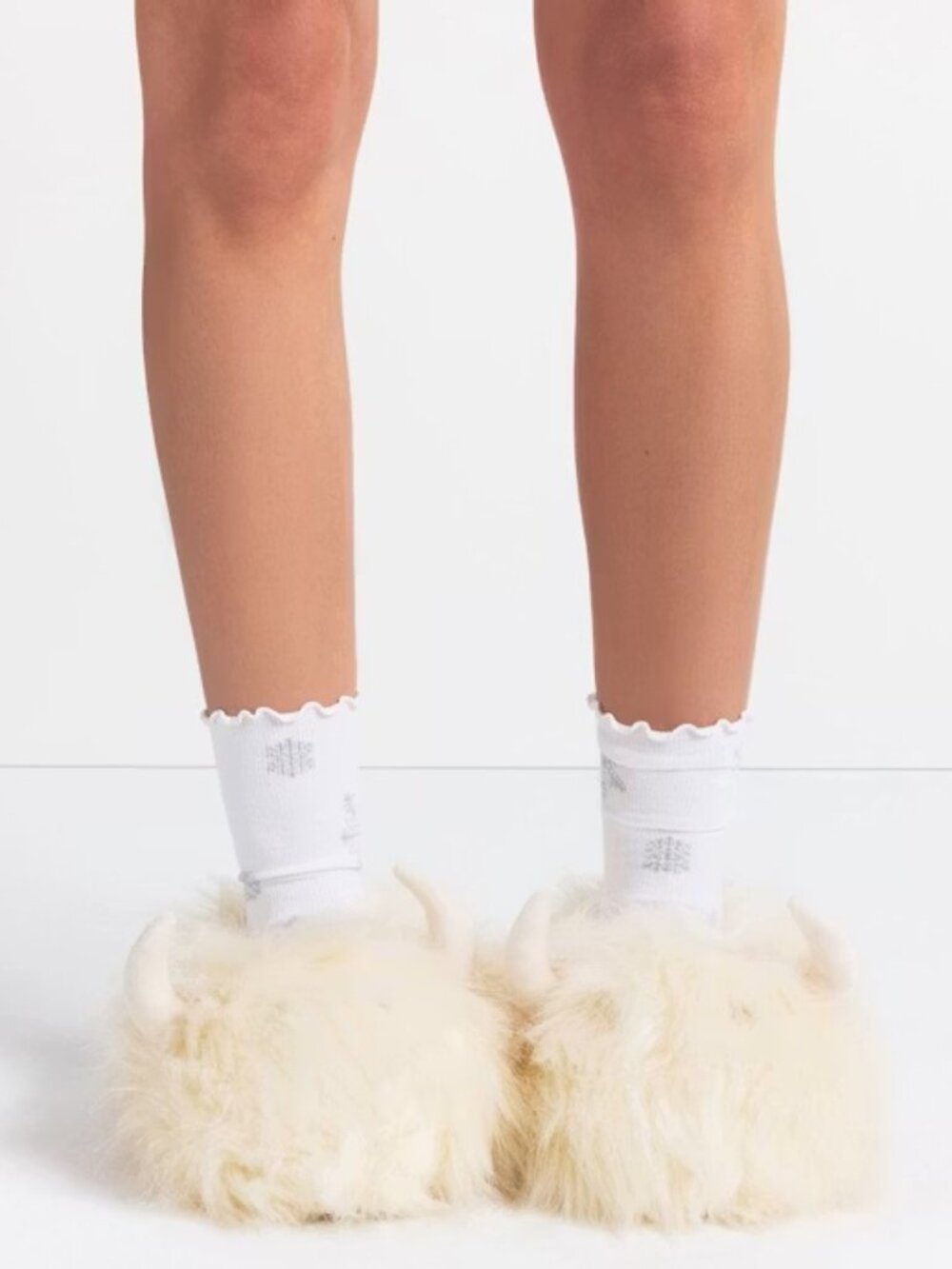 🦩 SKIMS Yeti Slippers Marble White Faux Fur Plush Horn | Size 39 | NWT 🦩